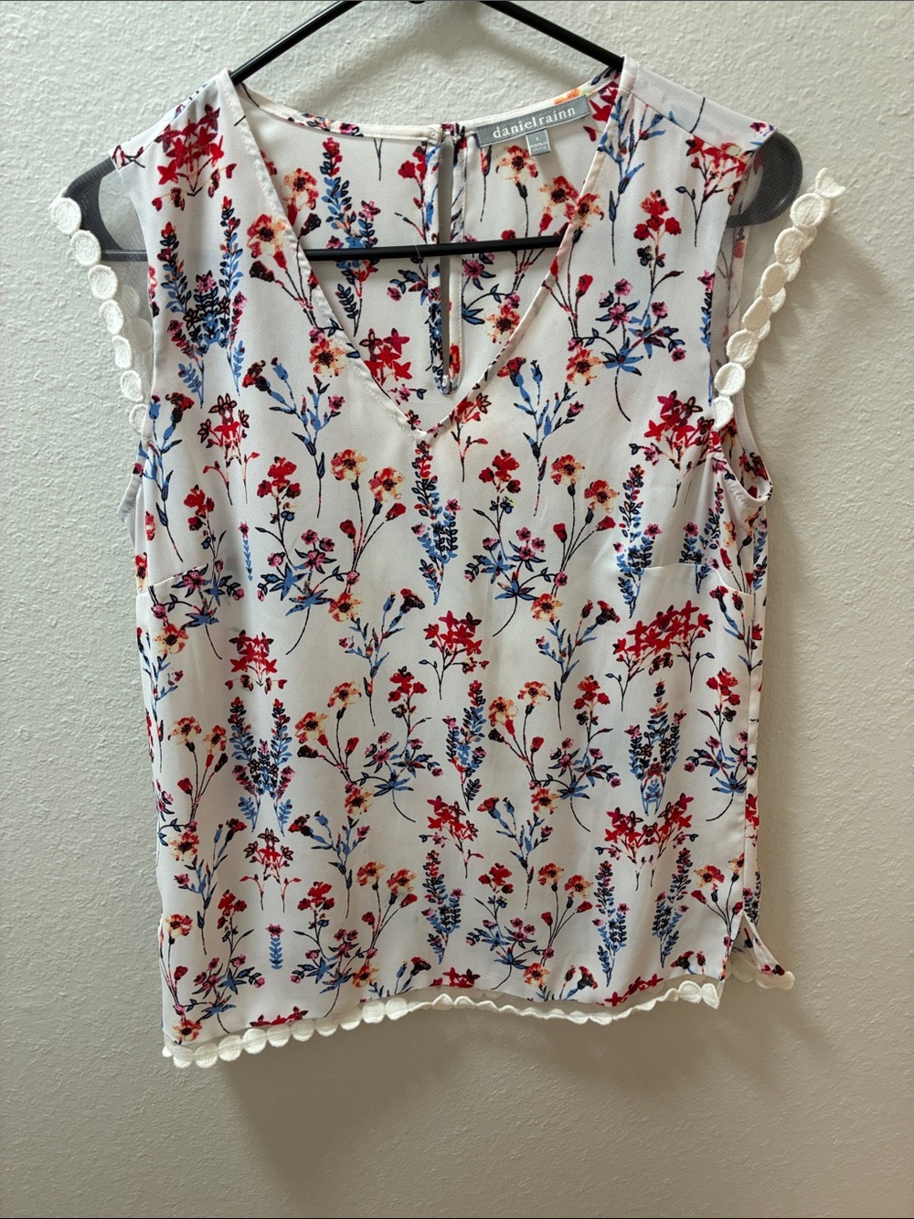 Daniel Rainn White Floral V-Neck Camisole with Scallop Trim